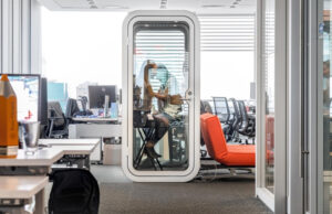 Ứng Dụng Buồng Điện Thoại Cách Âm Trong Thiết Kế Văn Phòng buồng điện thoại cách âm